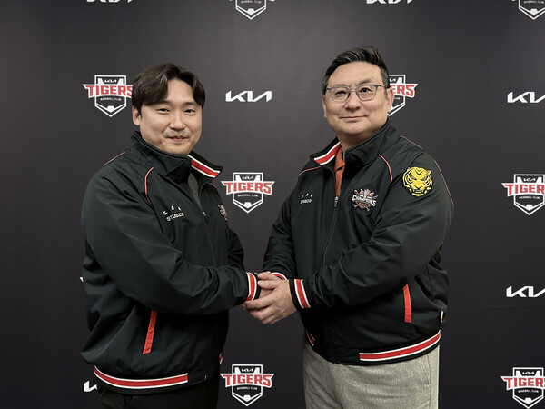 이준영과 심재학 단장(사진=KIA)