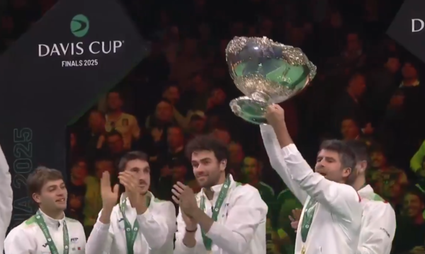 우승컵을 들어올리는 이탈리아 대표팀(사진=데이비스컵 공식 SNS)