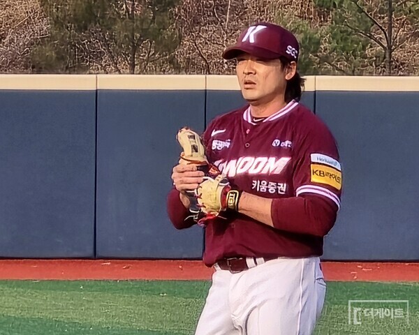 1루 수비 연습을 하는 키움 이형종. 멀티 포지션에 도전한다. (사진=더게이트 황혜정 기자)