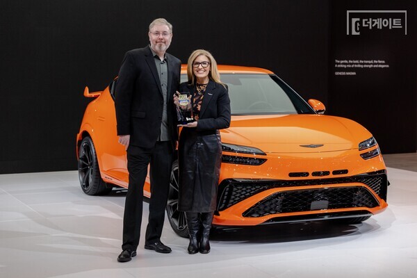 (왼쪽부터) 알렉스 크완텐(Alex Kwanten) US 뉴스 앤드 월드 리포트 편집장과 제네시스 북미법인 최고마케팅책임자(CMO) 에이미 마렌틱(Amy Marentic)