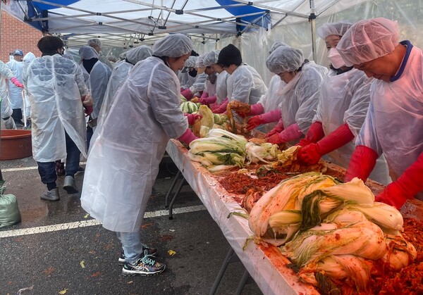 KT 위즈는 11일부터 20일까지 수원시 각 동 행정복지센터와 함께 '사랑의 김장 나눔 행사'를 진행하며 지역사회에 따뜻한 온기를 전했다고 밝혔다(사진=KT)