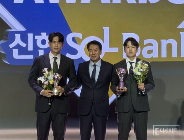 왼쪽부터 이태양, 김주온. 가운데는 김시진 경기 감독관. (사진=더게이트 배지헌 기자)