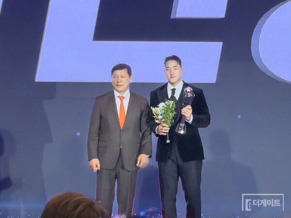 허구연 총재와 포즈를 취한 안현민(사진=더게이트 배지헌 기자)