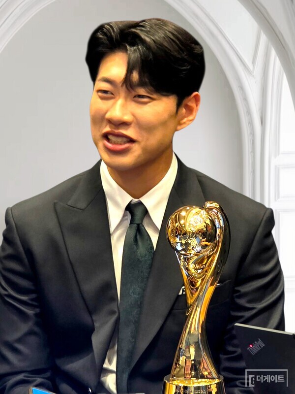 키움 송성문이 24일 시상식에서 취재진과 인터뷰 하고 있다. (사진=더게이트 황혜정 기자)