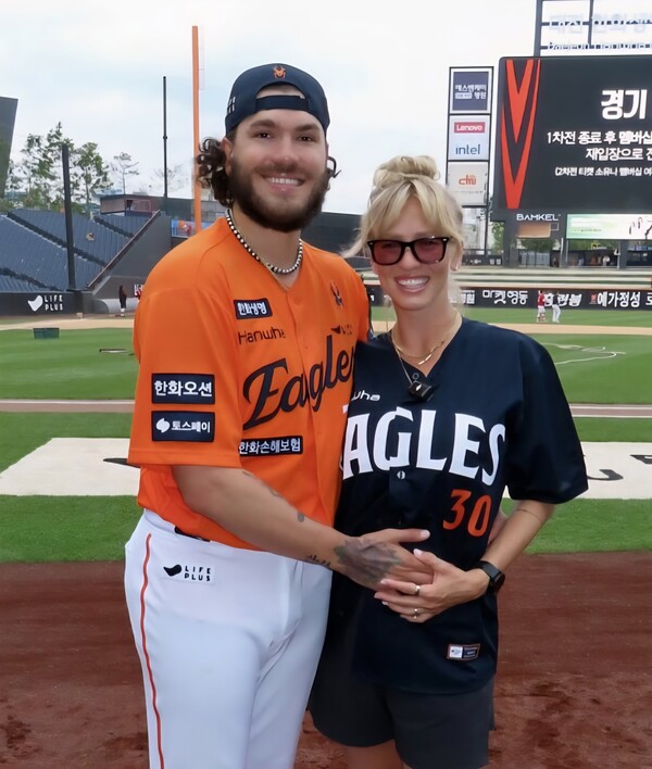 출산을 앞두고 기념사진을 찍은 폰세 가족. (사진=폰세 SNS)