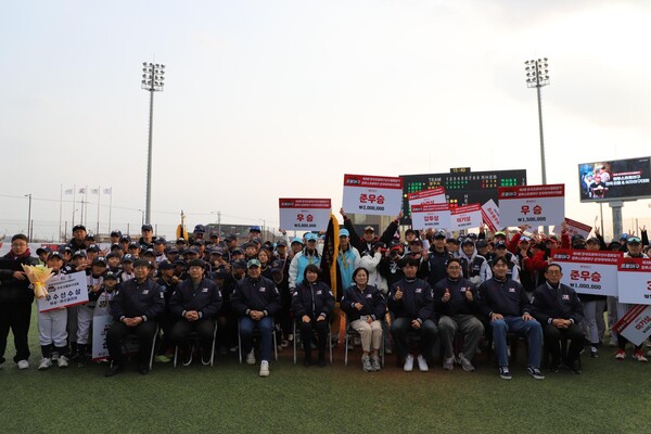 지난 9월 27일 개막한 '제3회 한국프로야구선수협회장기 컴투스프로야구 리틀&여자야구대회'가 11월 23일 결승전과 시상식을 끝으로 막을 내렸다(사진=선수협)