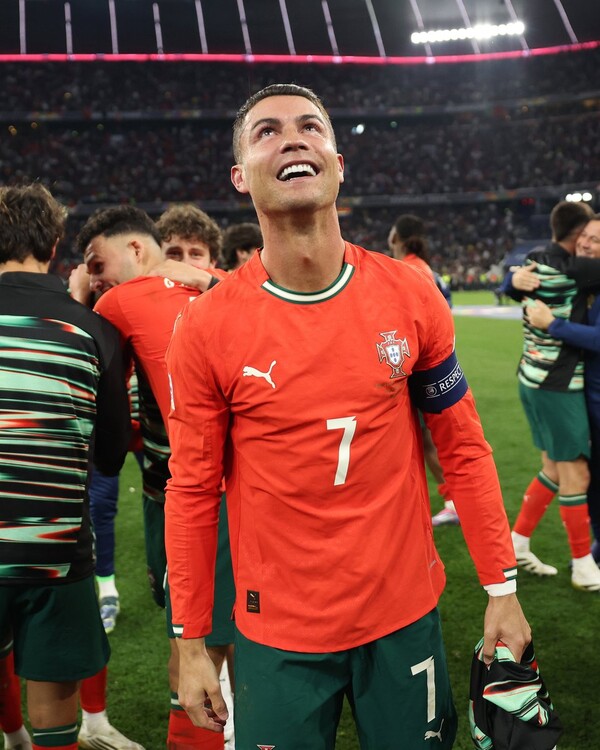 40세 호날두가 이끈 포르투갈이 우승 트로피를 들었다(사진=UEFA SNS)