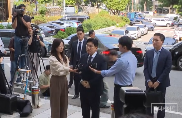 경찰에 출석한 방시혁 하이브 의장