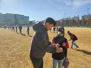 <b>롯데 김진욱</b>, 최동원 유소년 야구단 <b>재능기부</b>..."제2의 최동원 키즈 응...